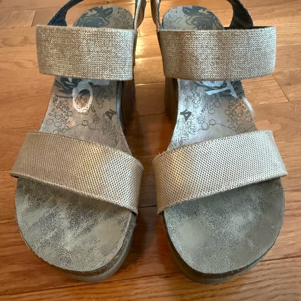 Stylish Women's Sandals in Gold